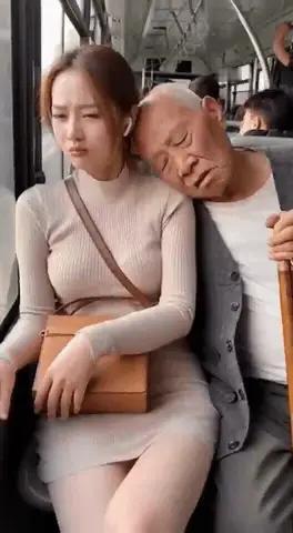 公交上老头强靠美女，还骂人多管闲事！就在那一瞬间，公交车上的空气仿佛凝固了。众
