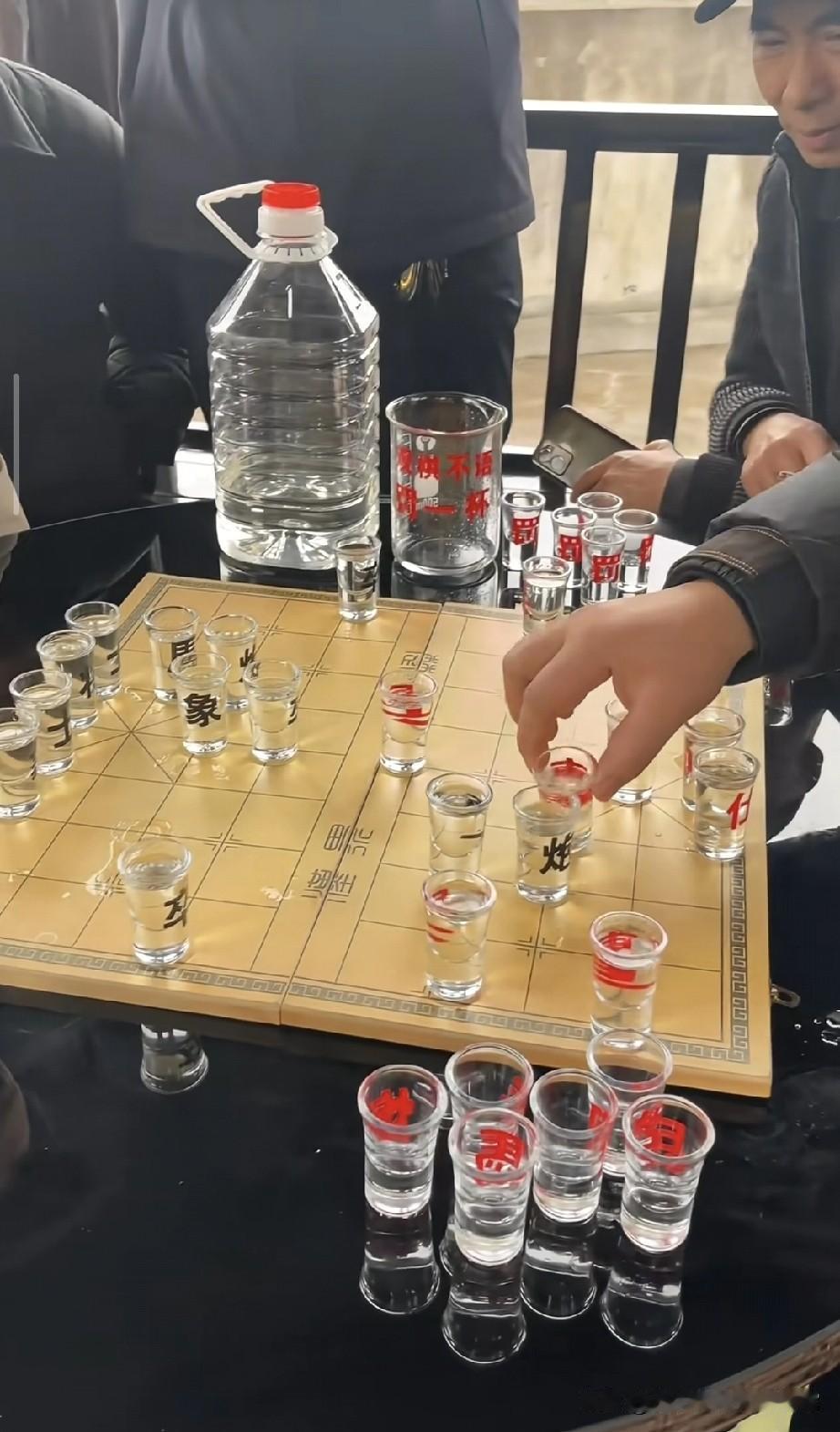 这才是喝酒的最高境界！象棋棋盘摆酒杯，输棋就喝太会玩真是开眼了！刷到一群大