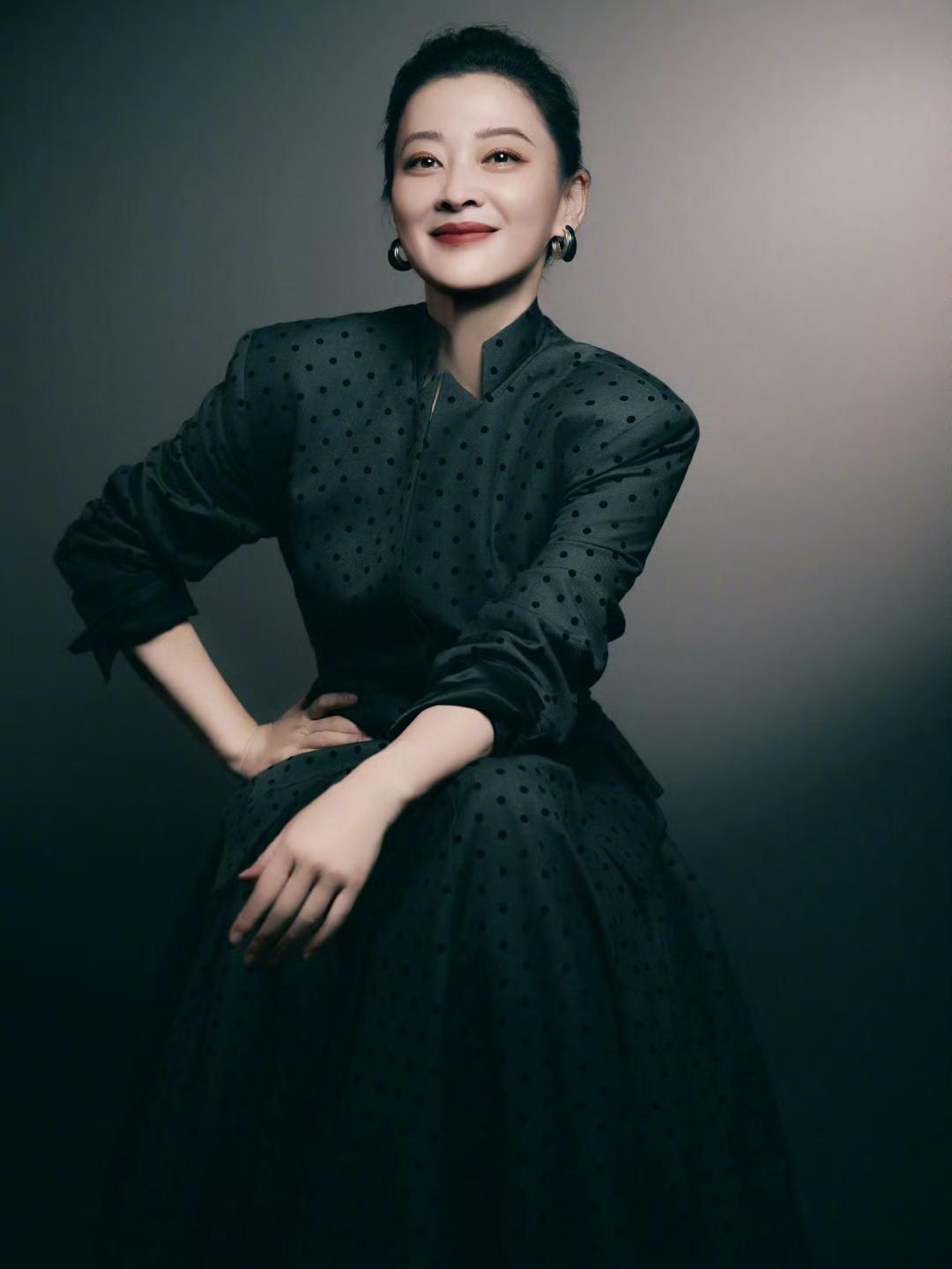 梅婷最新穿搭来了，把波点穿上身，别有一番味道！说起波点这个元素，真的是魅力永