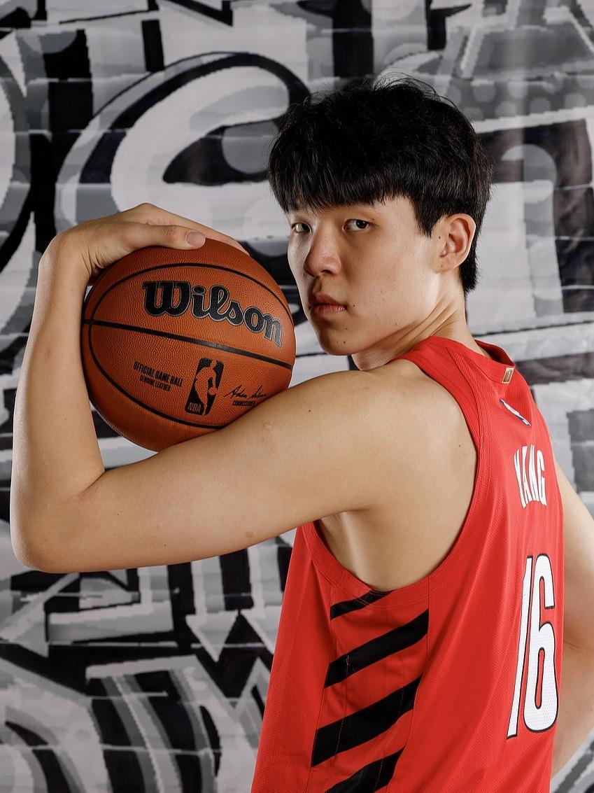 杨瀚森女友被骂。与于嘉连线采访，于嘉问他最近最开心的事是什么？杨瀚森回答说是吃了