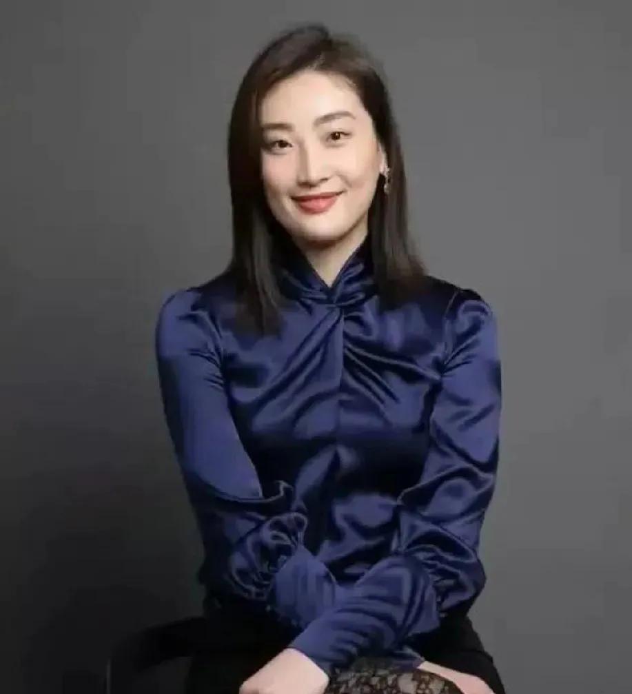宗馥莉与宗婕莉，同为宗庆后之女，却展现出截然不同的人生轨迹。宗婕莉，年方二十七，
