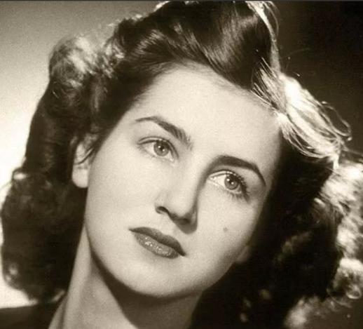 1943年，62岁的毕加索带着情人去吃饭，看到隔壁桌有个年轻的、蓝眼睛的女孩。毕