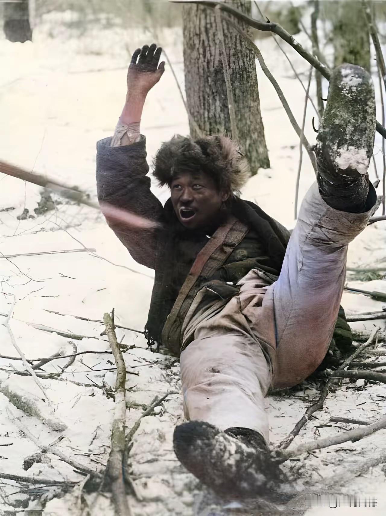 这是日本鬼子在一瞬间拍下来的照片，照片中的这个人，是东北的抗日英雄，在跟日本鬼子