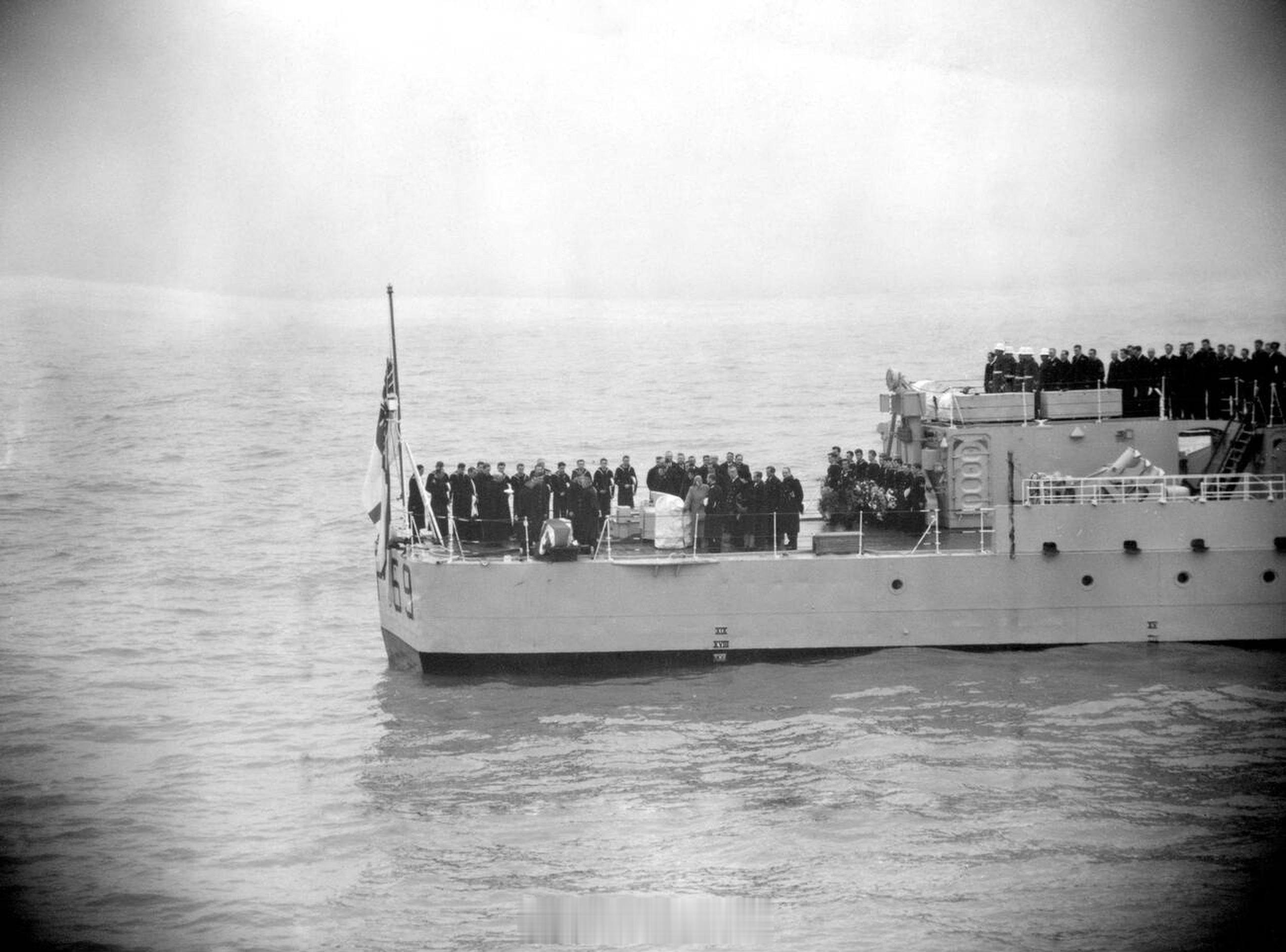 英国王室6️⃣6️⃣年前的今天1960年2月25日，葬礼过后，蒙巴顿家族在皇