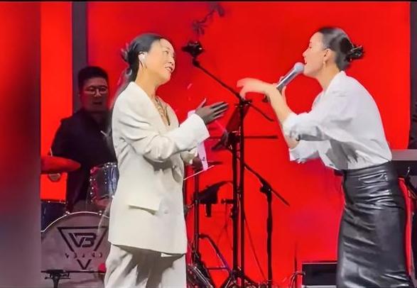 被那英扯上台一起飙歌，这得多大的才情啊。那英可是歌坛一姐，嗓音磁清鸣纯，旷怡厚重