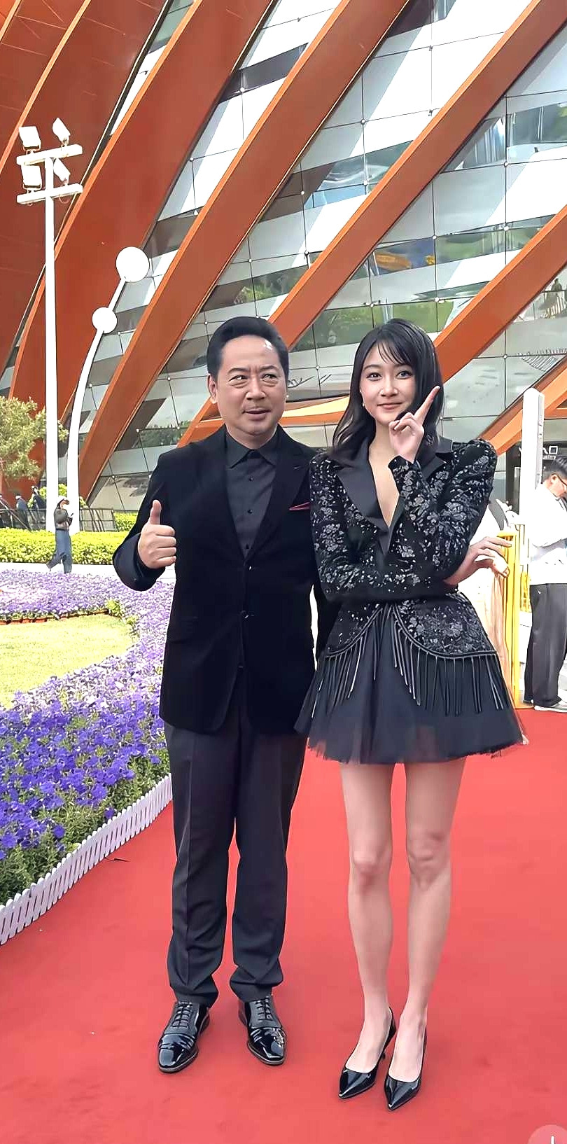 鹿晗怎么舍得分手，看看关晓彤的腿，谁看了不迷糊[捂脸哭]