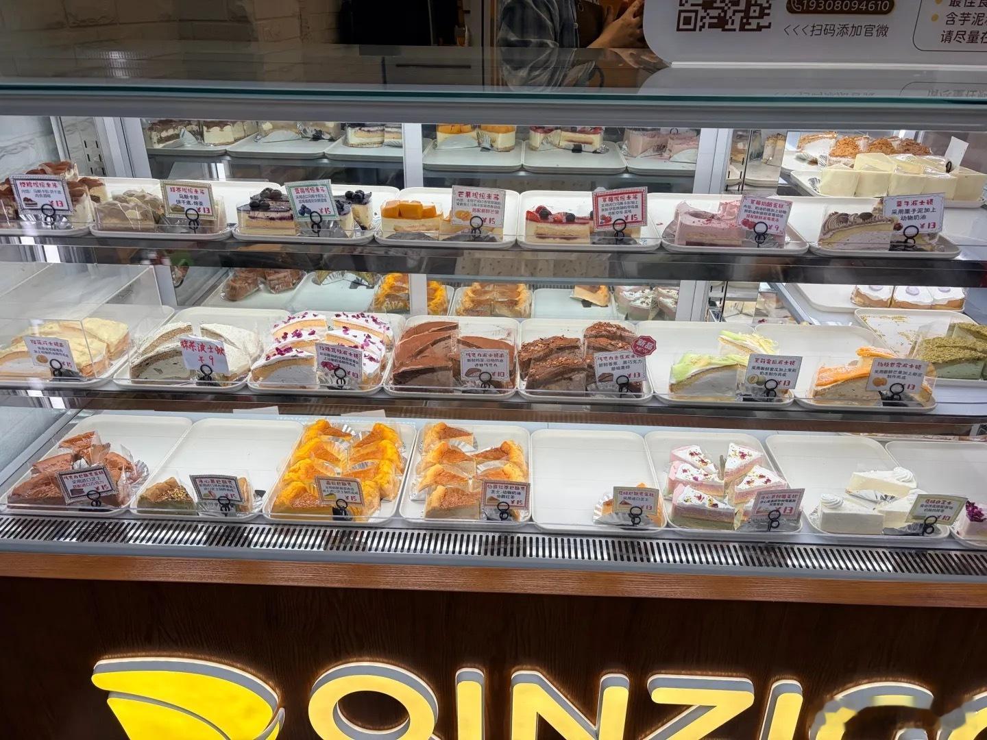 现在随便一个甜品都是二三十，这个店的价格确实良心啊！种类还挺多的，味道没有好惊艳