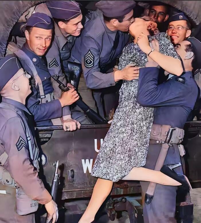 这张照片捕捉了二战时期一个极具冲击力的瞬间：美国好莱坞女星玛莎·奥德里斯科尔正被