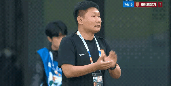 有的球迷认为重庆铜梁龙踢浙江这样的比赛太丑陋，是不断倒地不断狗皮膏药式盯人，激怒