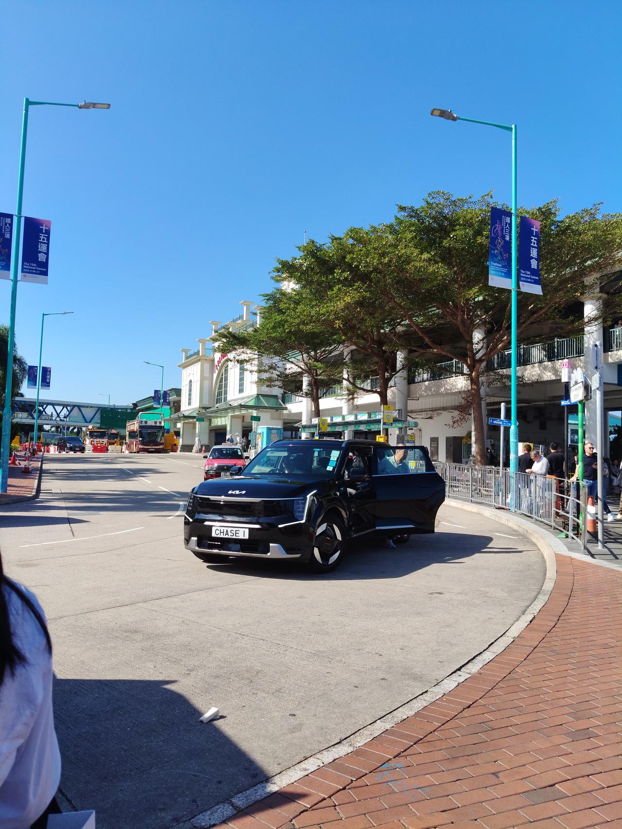 在香港中环码头看到这款车，眼前一亮，乍一看以为国产新能源，细看才知道是起亚新能