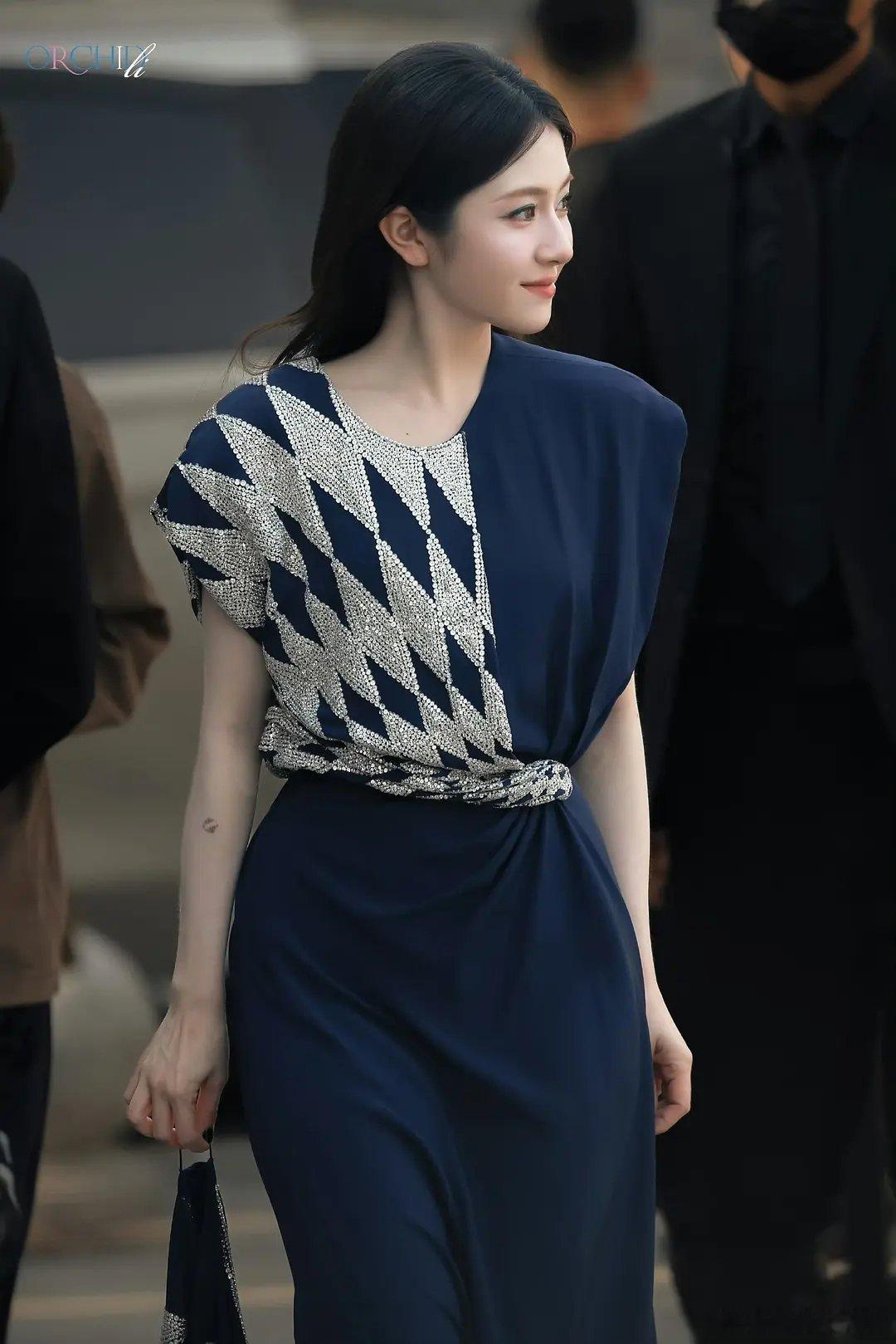 李兰迪状态可以嘛网友回复，发福的脸➕老气的衣服