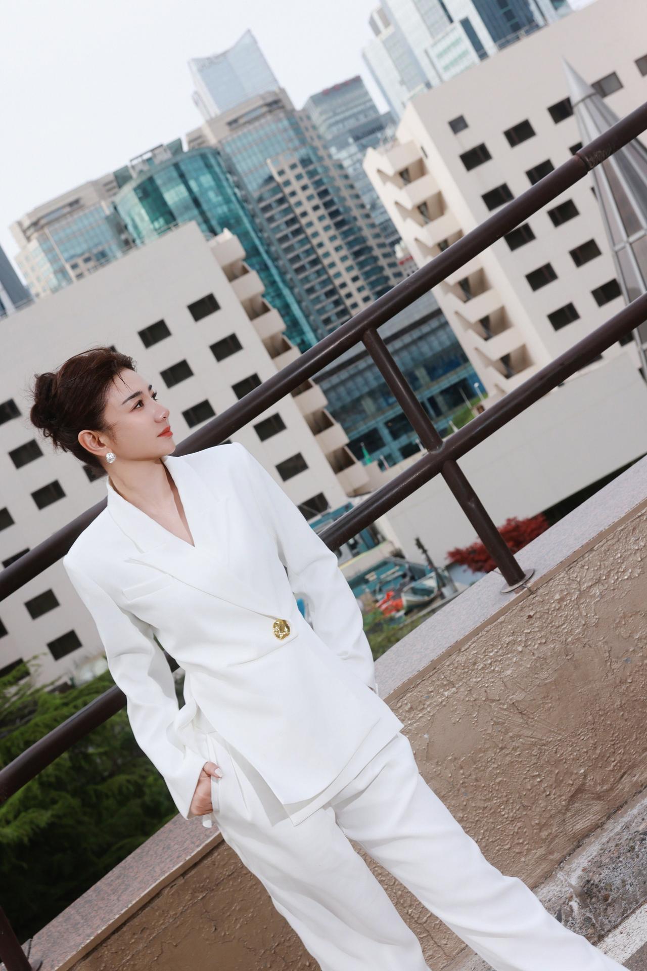 一身利落白西装，踩响都市节奏。在城市的天际线下，把温柔藏进锋芒里，自带松弛又飒爽