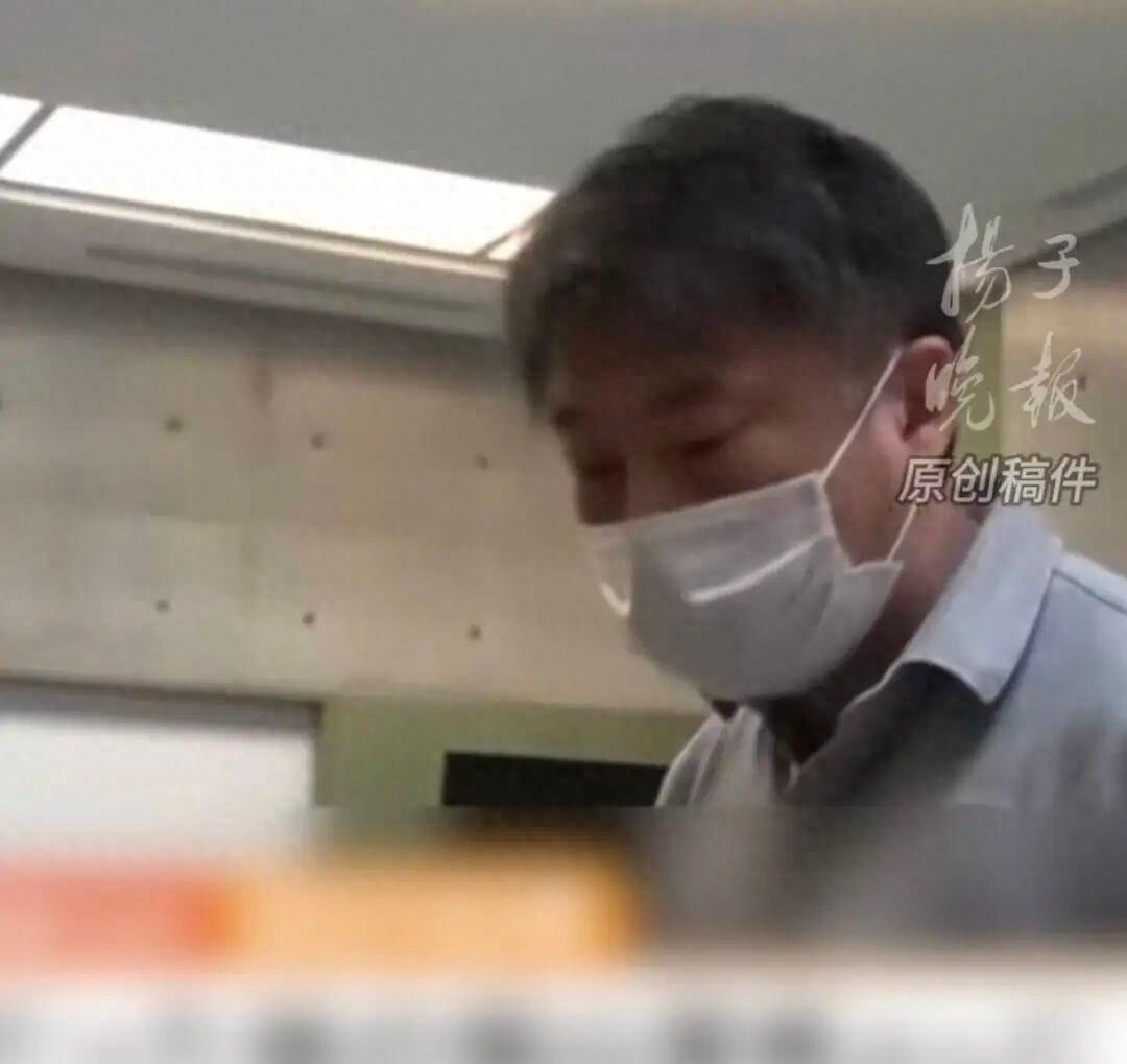 日本女子举报亲父持续性侵，法庭认定刑期太轻？背后真相如何。25岁日本女子福山里