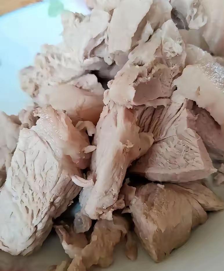 我老公有个习惯特别好，就是煮肉啥都不放，只放盐，煮好了捞出来放凉，然后把肉切成片