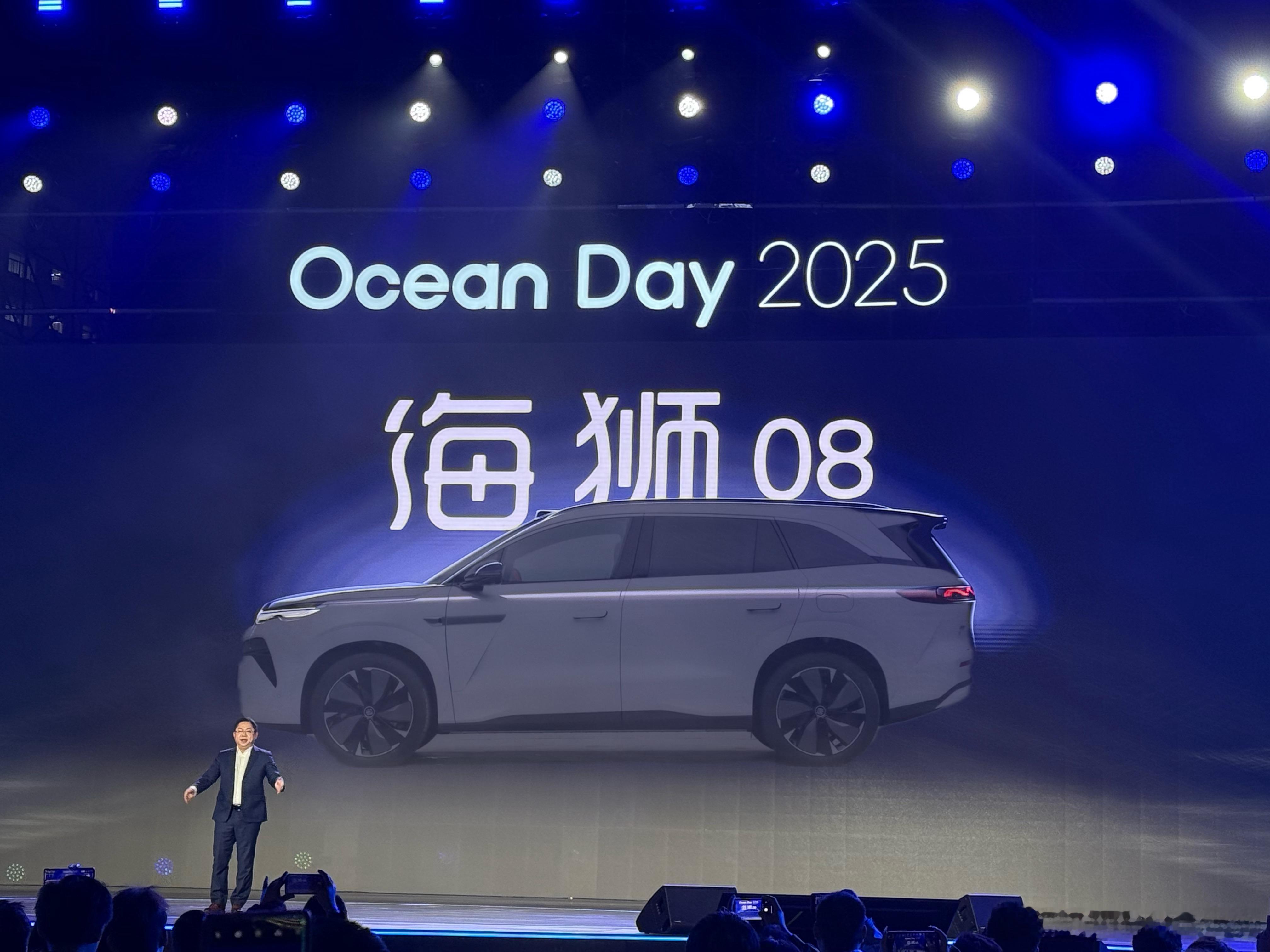 海狮08暂时有点神秘这车的侧面非常直，对比一下唐L，发现车顶比唐L还直，都有大唐