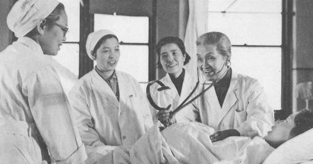 1964年，一名身患重症的孕妇正要进行手术，林巧稚拦下做手术的医生，说：让她出院