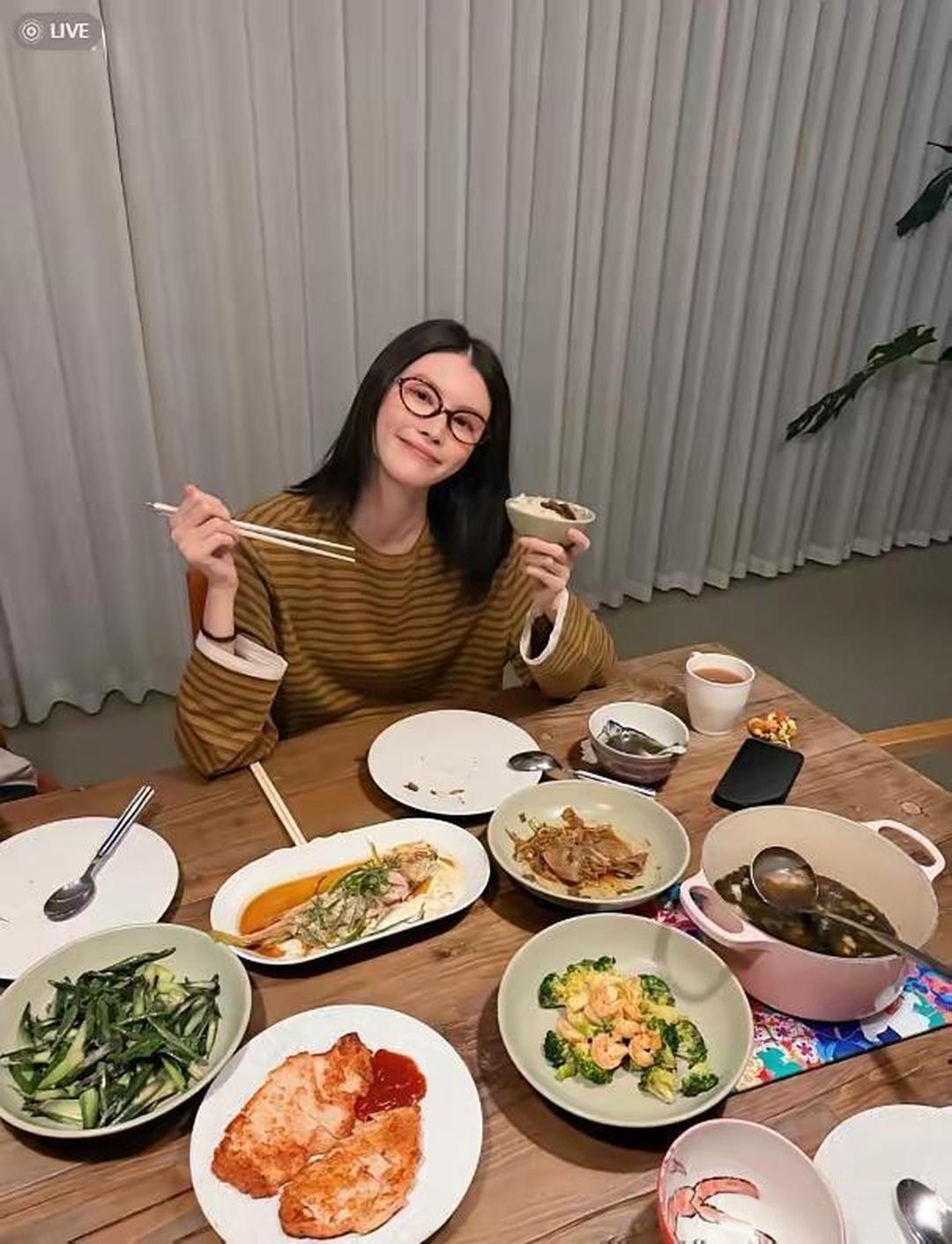 何穗晒出老公陈伟霆做的五菜一汤，精致如减脂餐，既健康又美味。两人作为超模与演员，