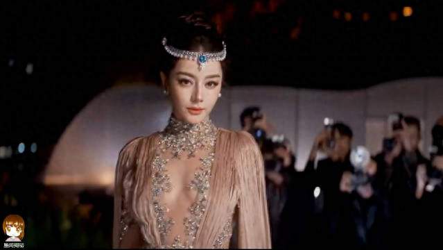 星光具象化! 迪丽热巴红毯步伐封神, 预定内娱经典名场面