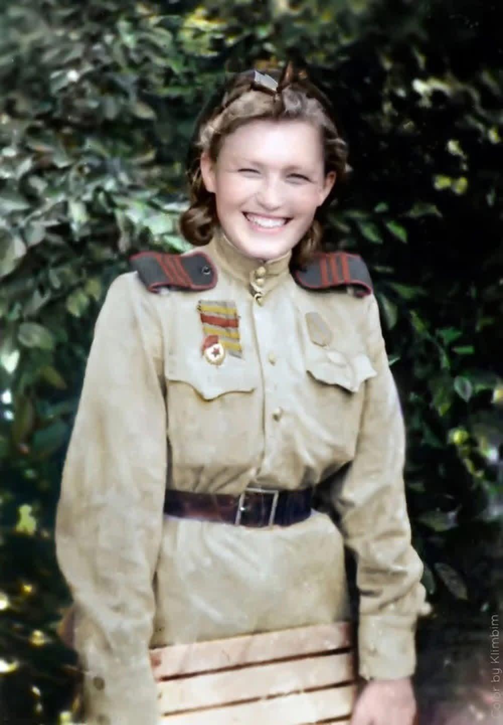 80年前苏军女护士：笑容灿烂就像二次元，是坦克兵的生命女神！1945年春，红军第