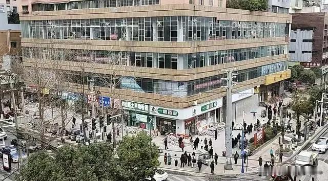 太魔幻了！贵州毕节多家临街商铺，一觉醒来竟被神秘人用砖墙封死，甚至有店主被“砌”