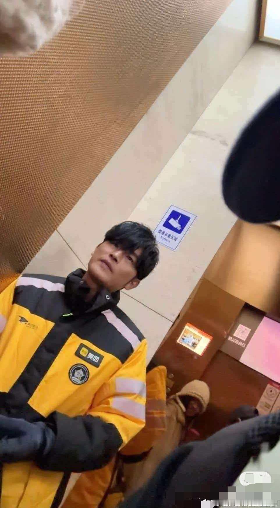 朋友圈炸了！我闺蜜说她点的美团外卖，是“周杰伦”送的！还拍了糊图！所以“杰伦”是