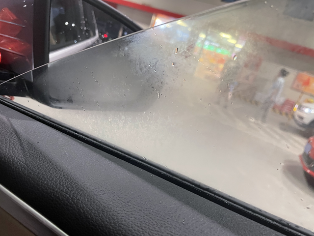 给大家讲个笑话昨天提了新车开回家，天都黑了走半路上发现副驾驶处正对着右后视镜的