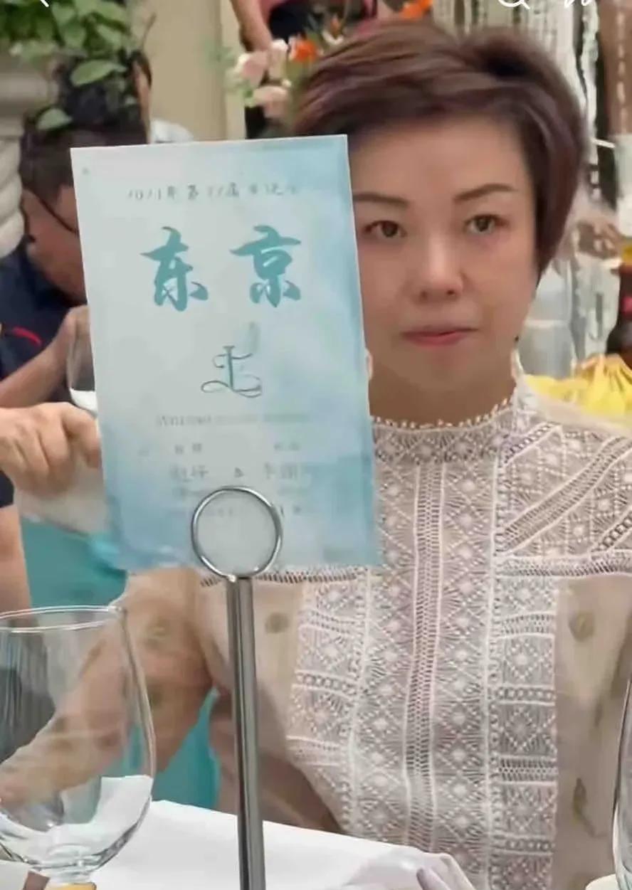 李隼女儿李弸翙今日结婚，好家伙，女儿名字仨字，差点只认得一个“李”。第三个字“
