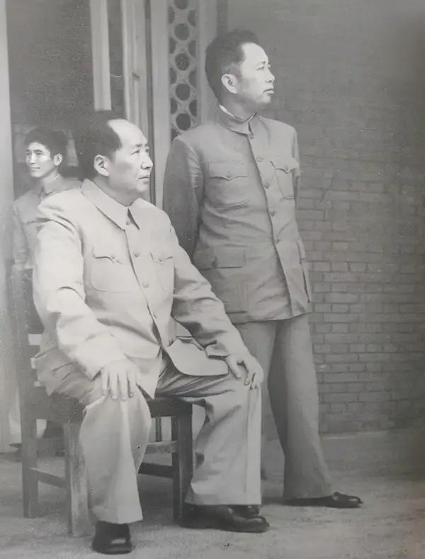 1955年6月，刘亚楼到杭州看望毛主席。毛主席问他到杭州干什么？刘亚楼说准备空军