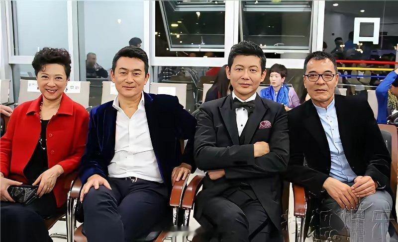我敢打赌，这张照片中，如果你认识三位明星，绝对是骨灰级粉丝了，不信你试试看。