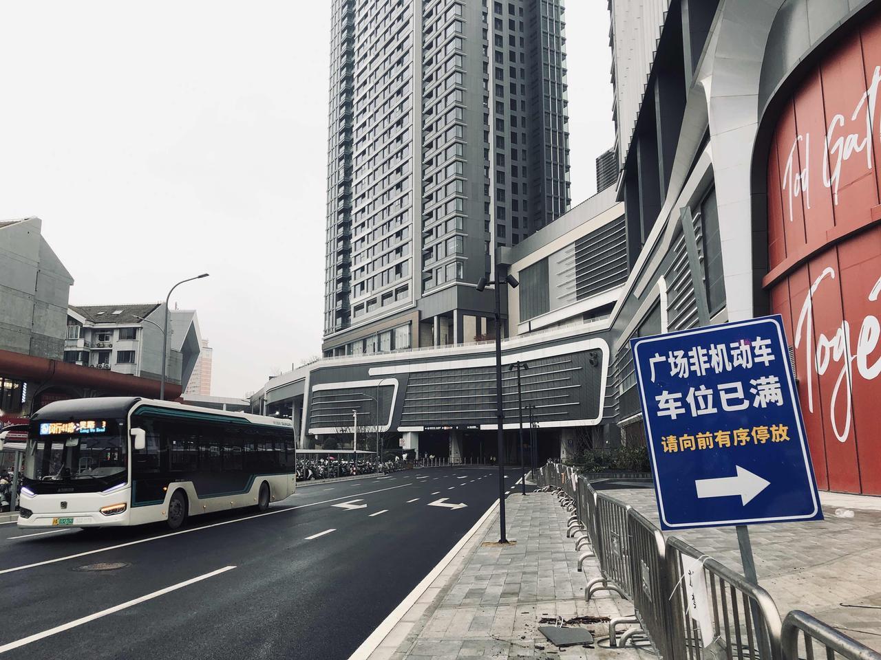 以新鸿基的调性，如果真想天荟商业开业，一定不会装修好错过今年圣诞和元旦。今天24