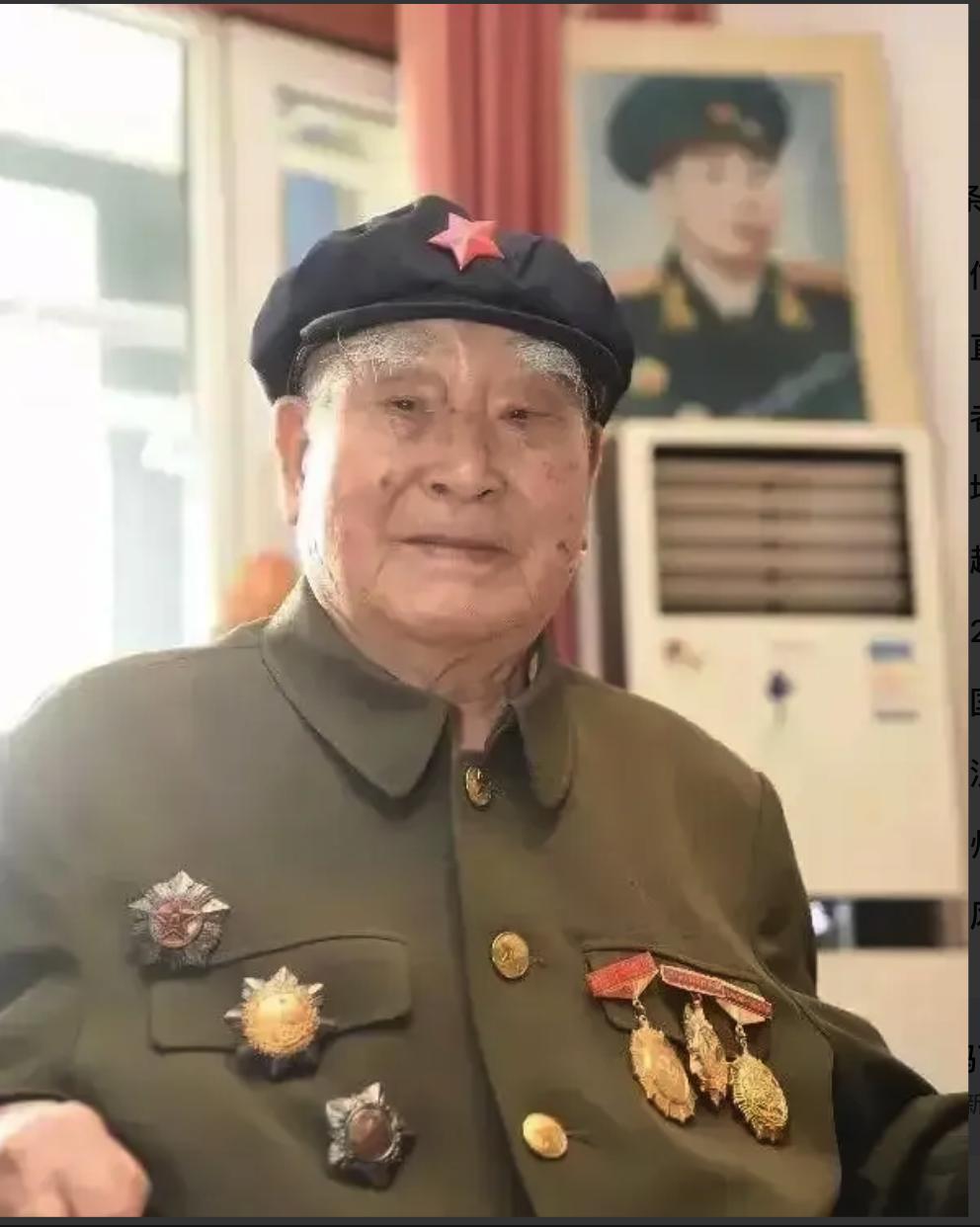1943年，两名伪军打扫战场时，发现一个八路军还活着，正要上前补刀，这个八路军轻