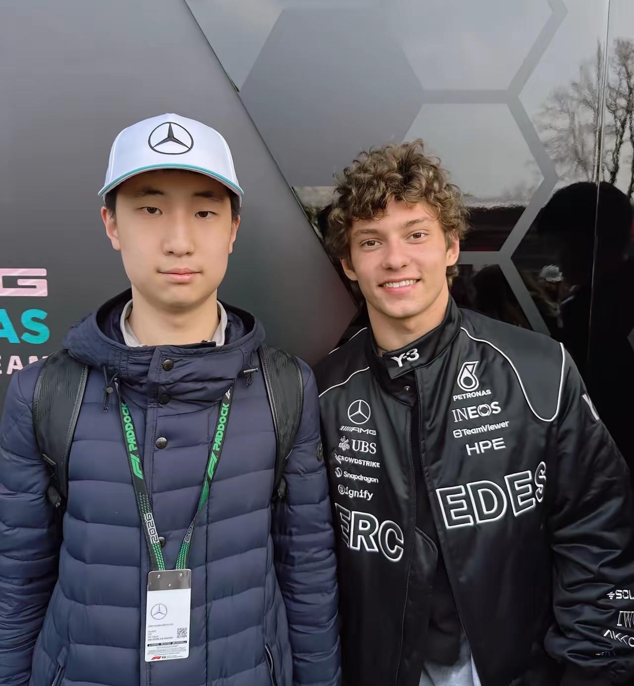 15岁儿子身高1米8，林永健站他旁边像个小弟。父子俩共用一张脸，连墨镜都遮不住