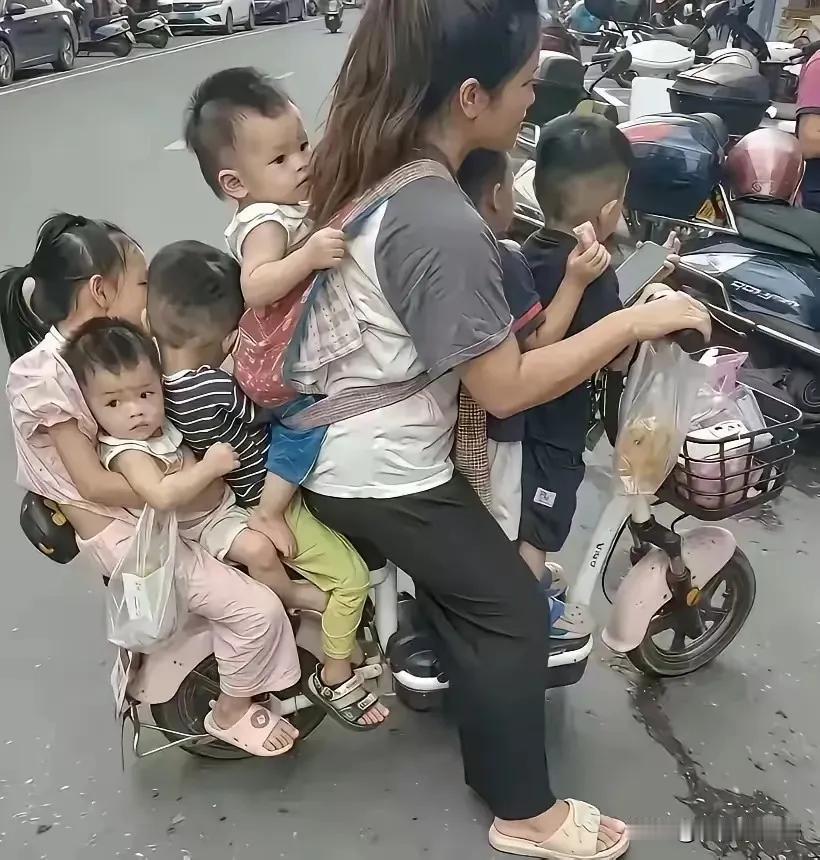 这是不是自讨苦吃？广东东莞。宝妈骑着电动车带着6个孩子的照片火了。4女2男，