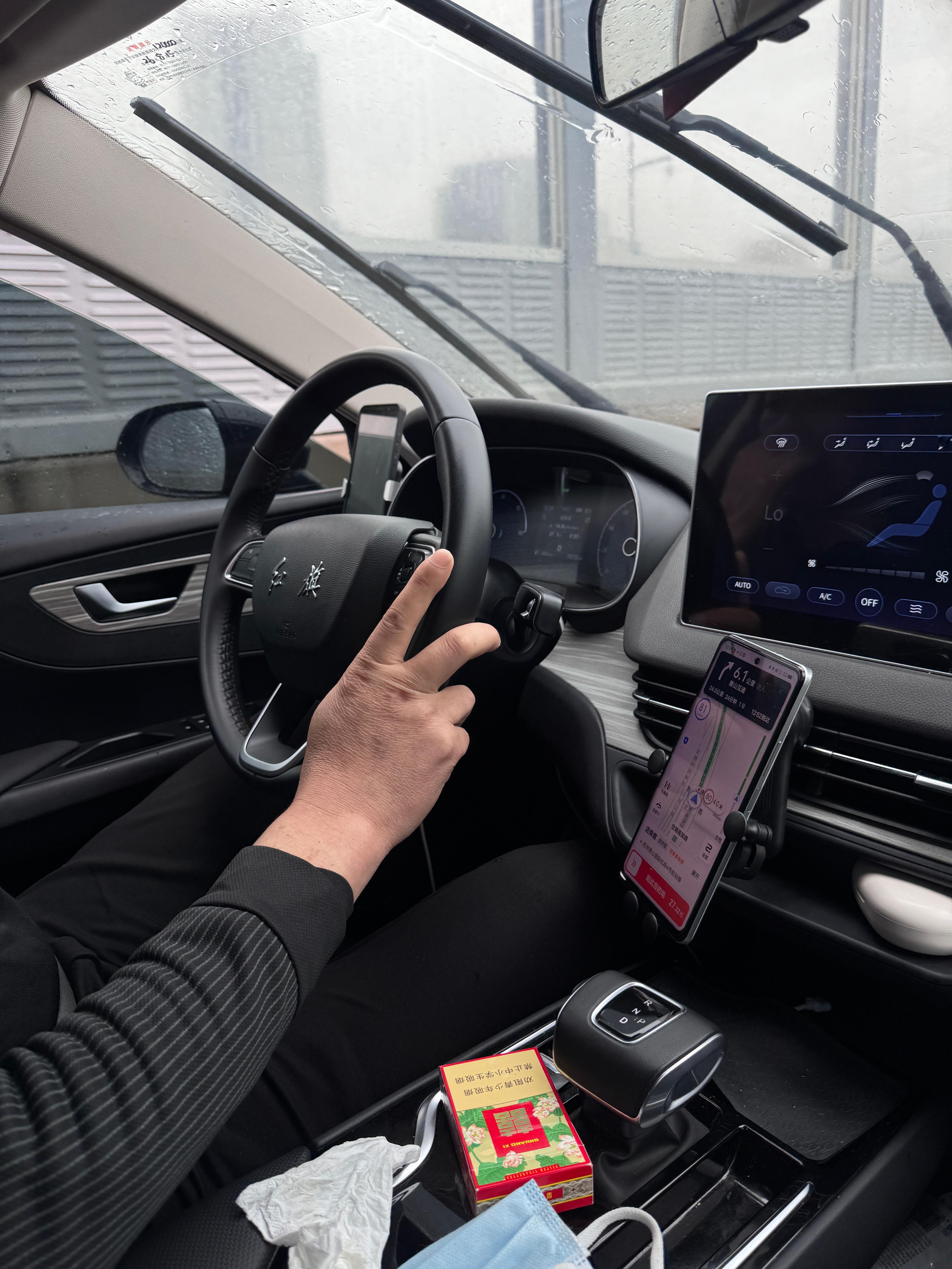 我又又又卡点赶飞机，上车就求师傅麻烦快一点🙏师傅一笑一耸肩：我没办法啊我也不能