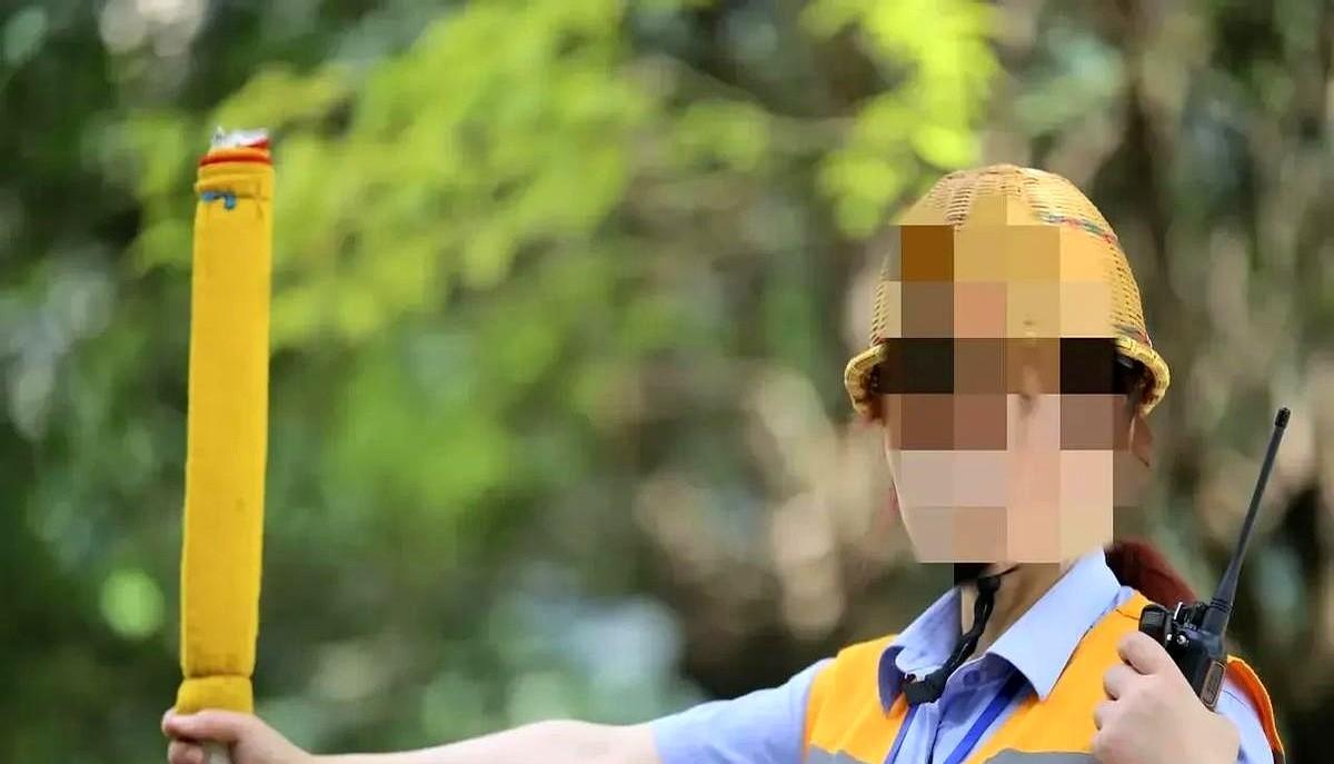 侄女铁路局上班不到一年哭着要辞职，就因为晒太狠她被分到户外当防护员，铁路维修