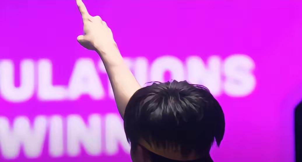 王楚钦这次是真把“大哥”的担当焊死在身上了！那俩手势根本不是做给外人看的，明摆着