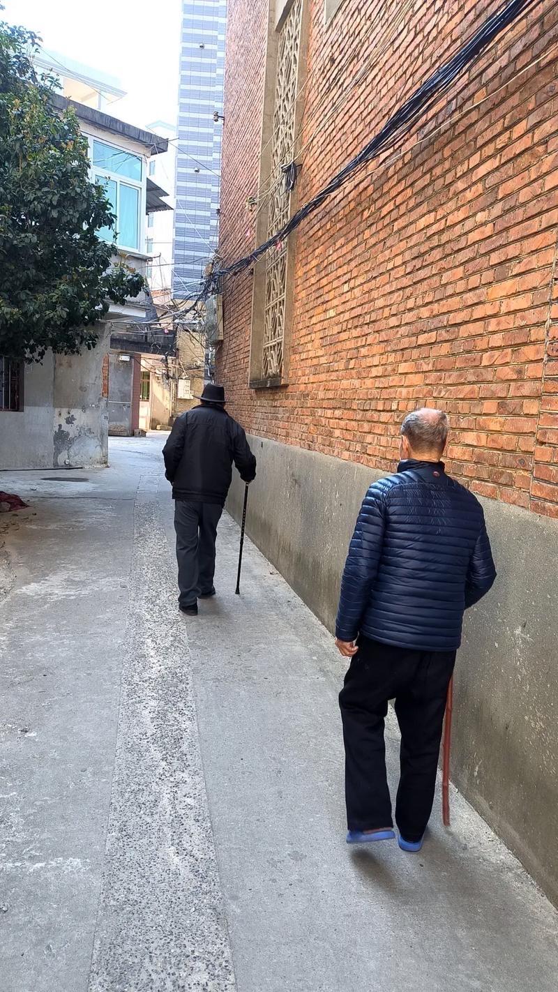 男人找老婆，如果老丈人很穷，尤其没有退休金的，千万不要找这样家庭。因为这样的老丈