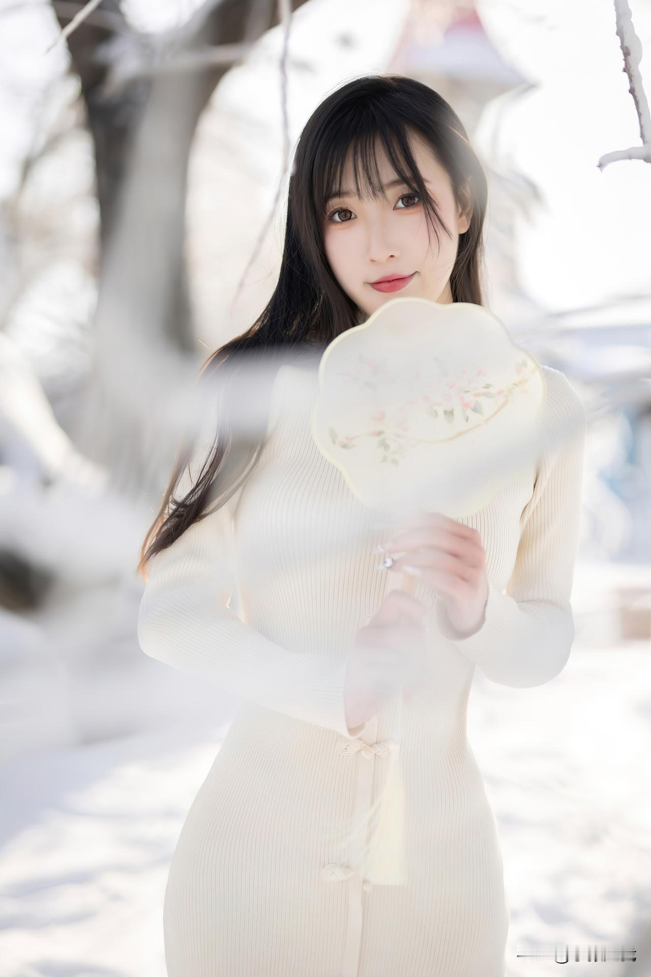 什么样的穿搭可以成为气质女神?白雪皑皑，气质美女一袭白色对襟旗袍，完全融入茫茫