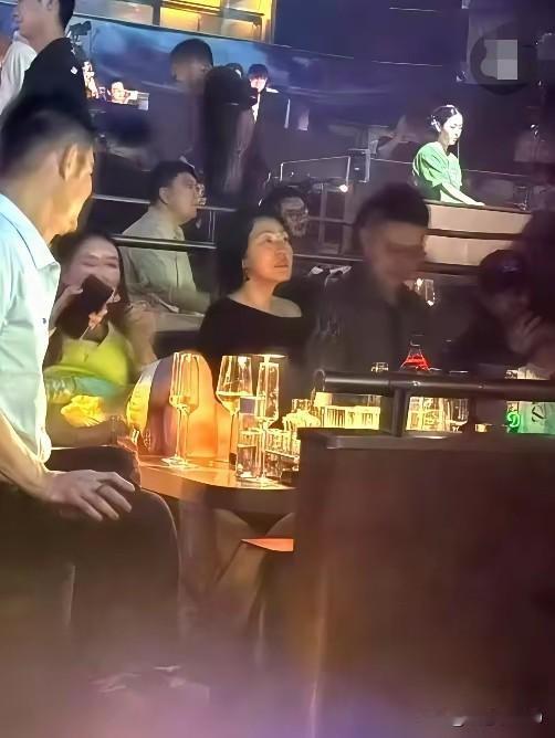 小S全家现身上海一酒吧，仔细看连S妈黄春梅也来了，小S老公许雅钧戴一副眼镜显得文