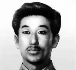 1942年，叛徒谢文东受日军指示，去识别一位抗日英雄的遗体，一伪警察怕他看不清，