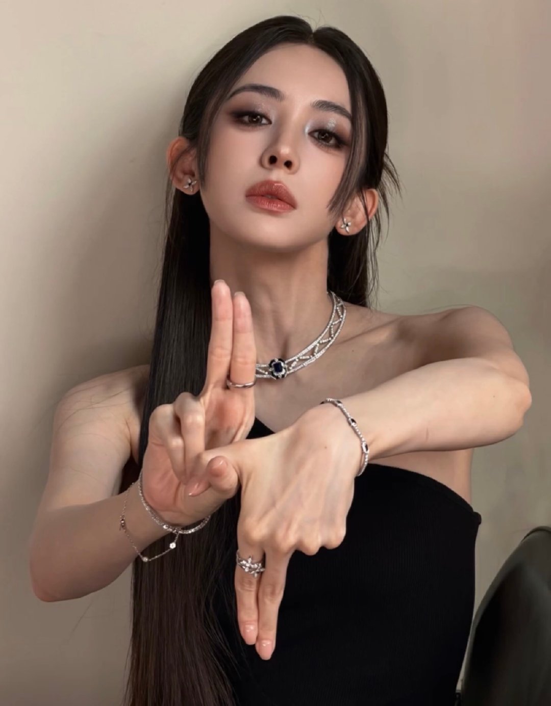 娜扎用男生拍照姿势出片娜扎不具任何讨好感的拍照动作娜扎解锁全新拍照思路，摒弃柔