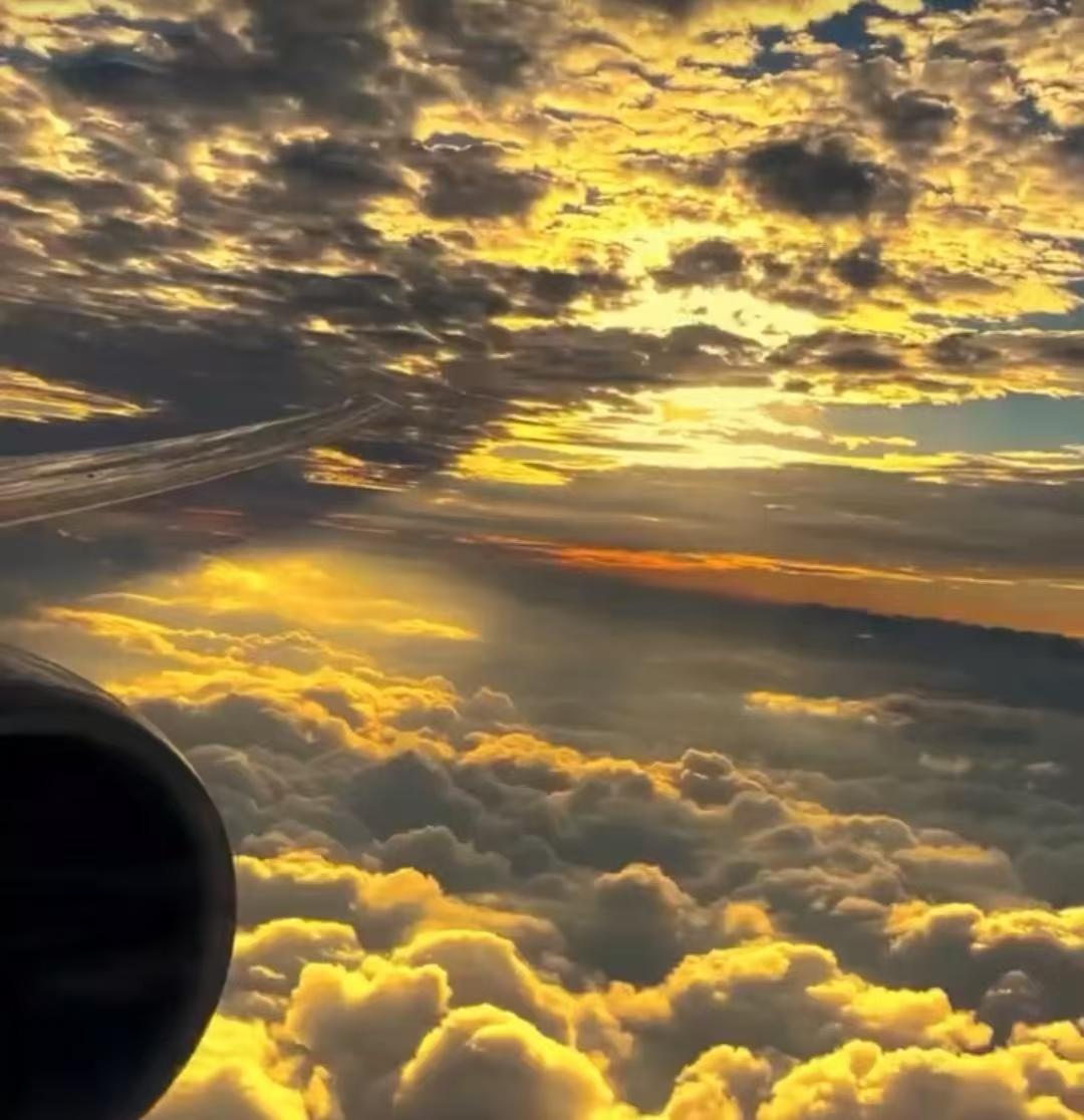 天邊美麗的雲朵，呈上吉祥和安康。