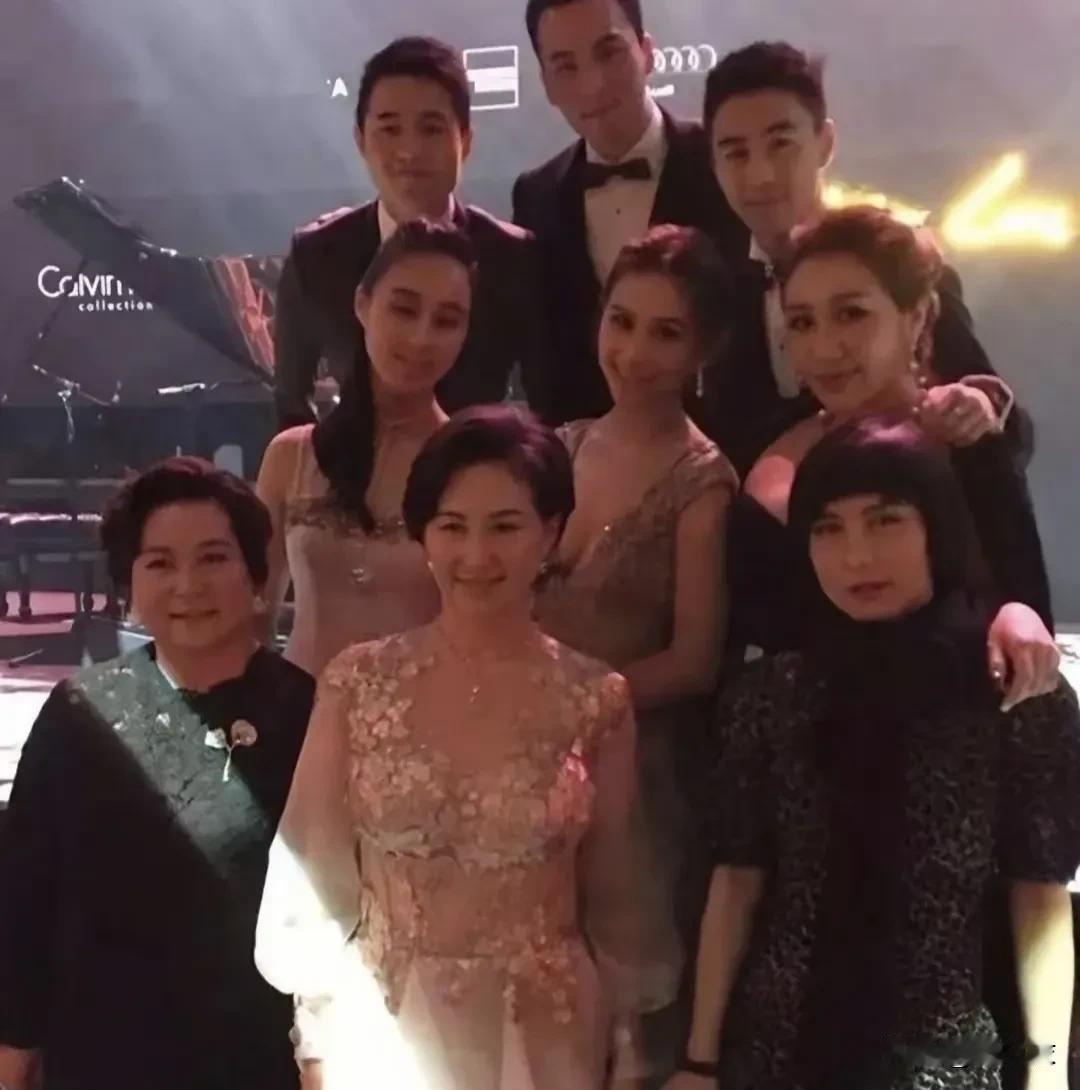 记得超仪上过一个节目，主持人问她个人分到多少，忘了是明说还是暗示问有没有几十一百