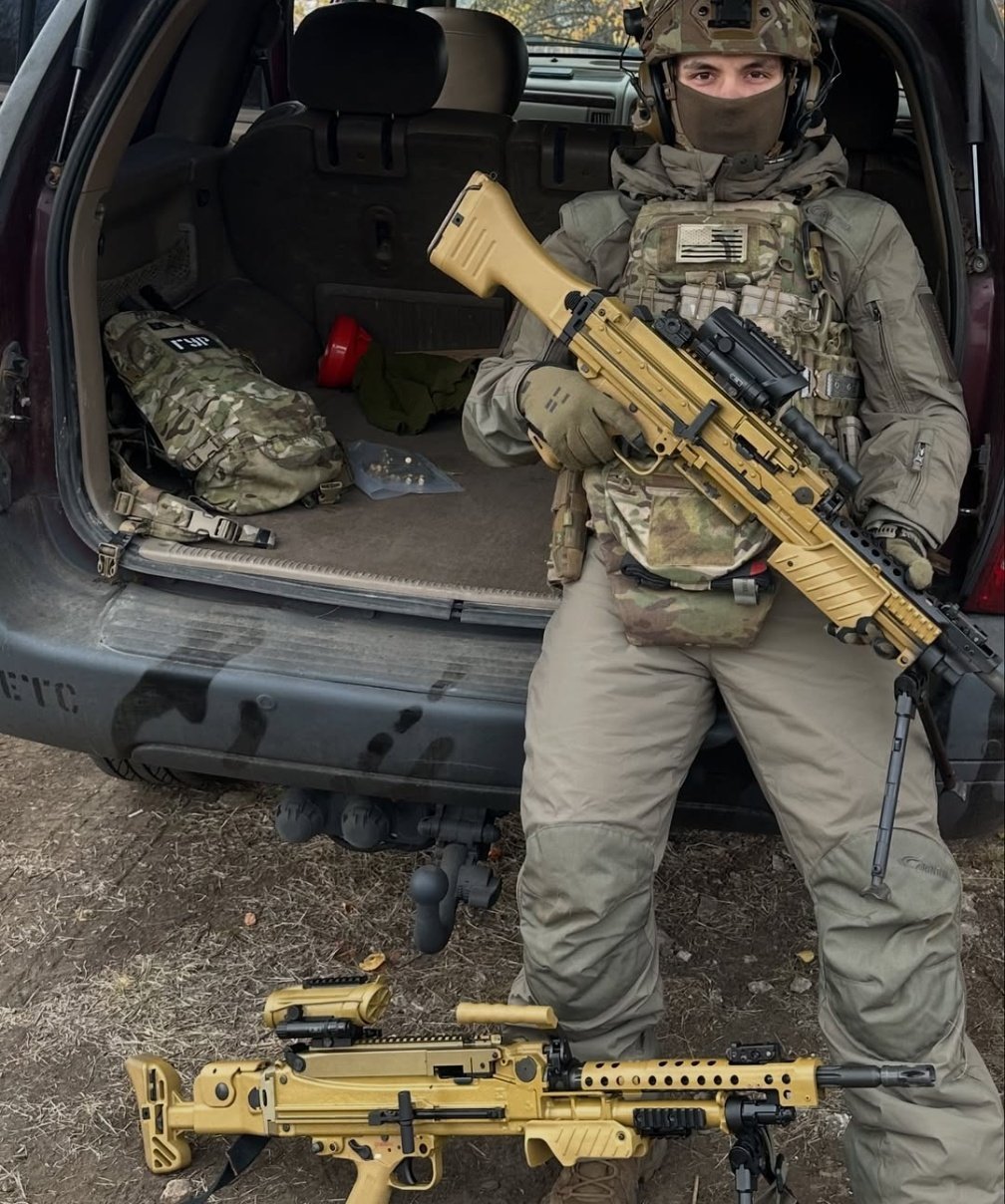 乌克兰武装部队成员展示他们装备的MG4和MG5机枪烽火问鼎计划​​​