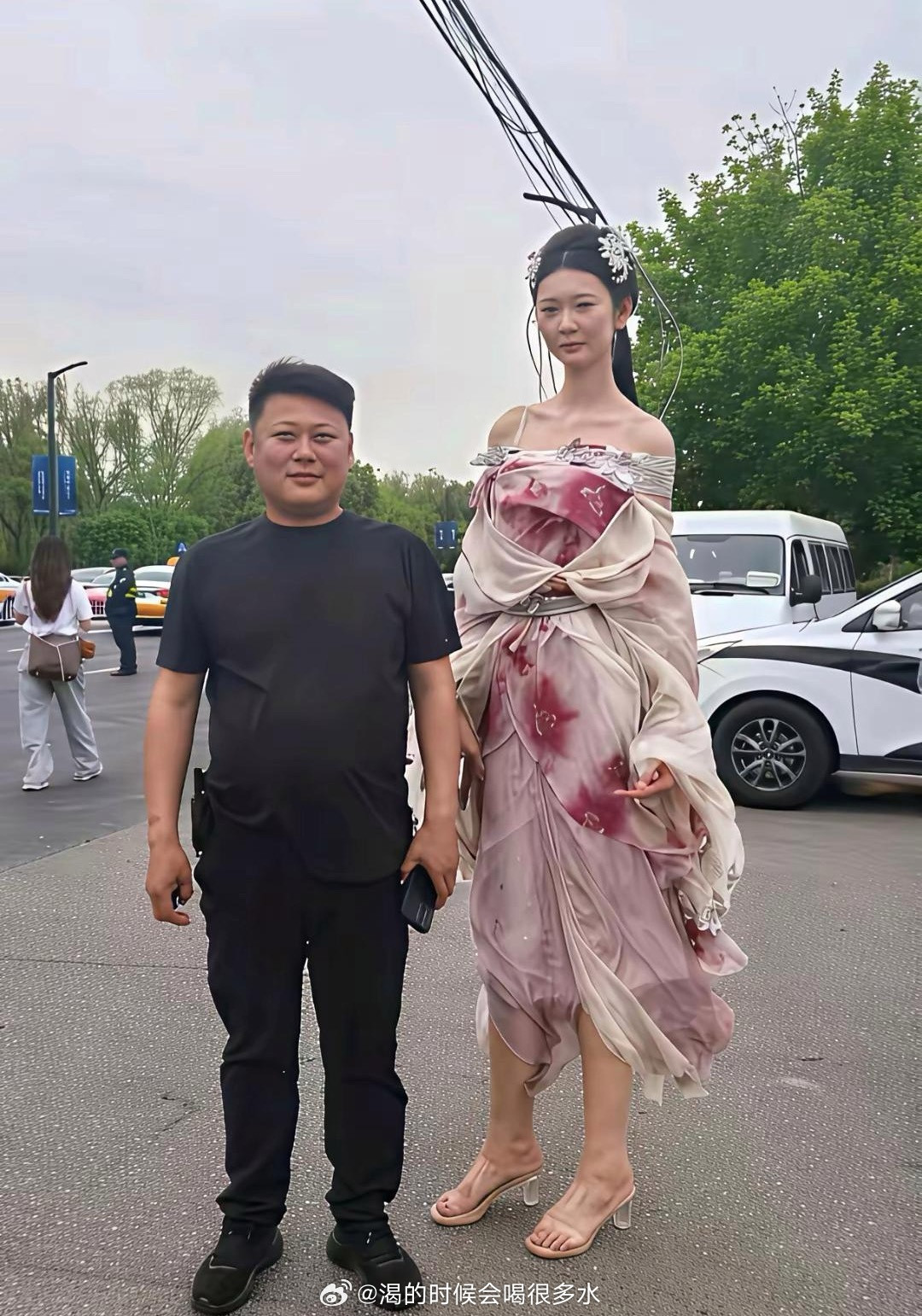 这女生长的真高，不过看着怎么感觉那么别扭呢