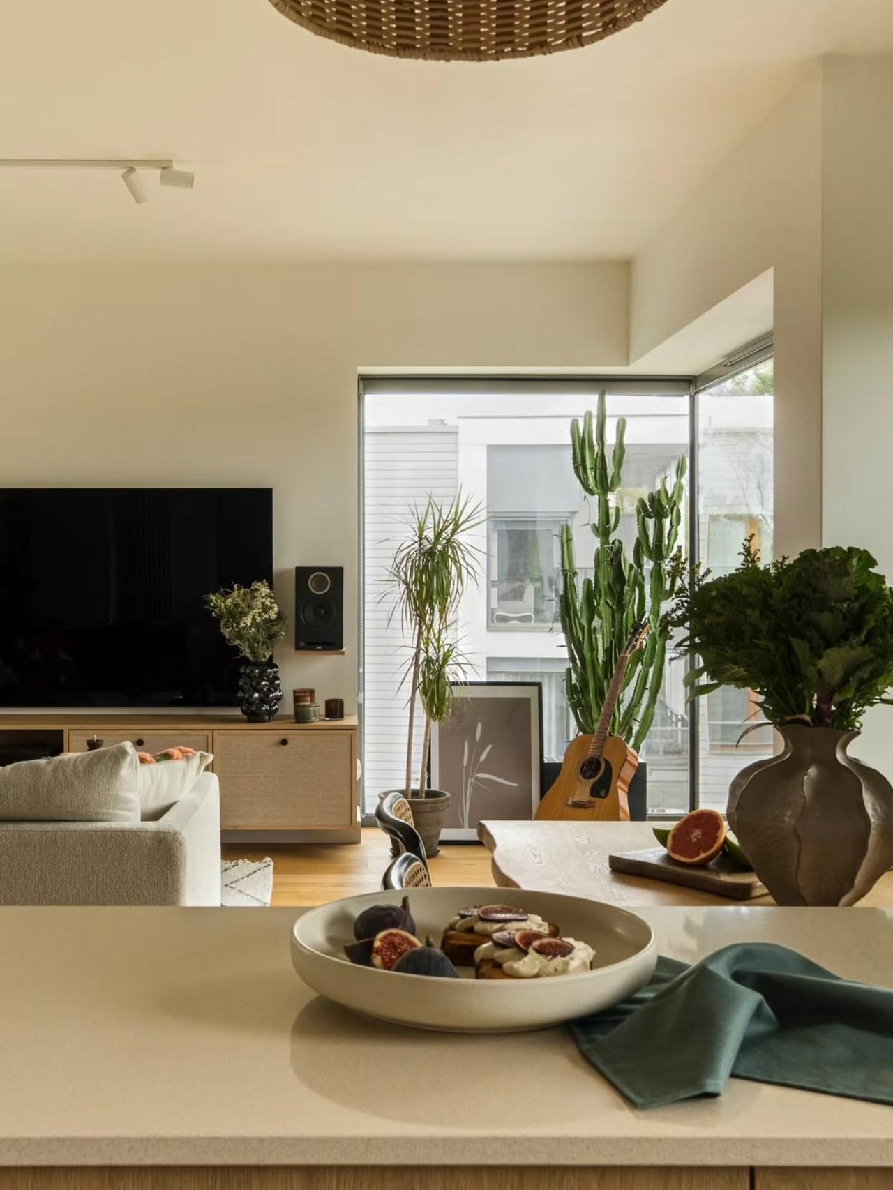 68㎡公寓的温柔公式：奶油白+天然木材=治愈感满分💯原木风装修的家,可以有多治