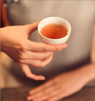 茶叶是高血压的“催化剂”？医生忠告：不想血压飙升，少喝4种茶！ “一口茶喝不