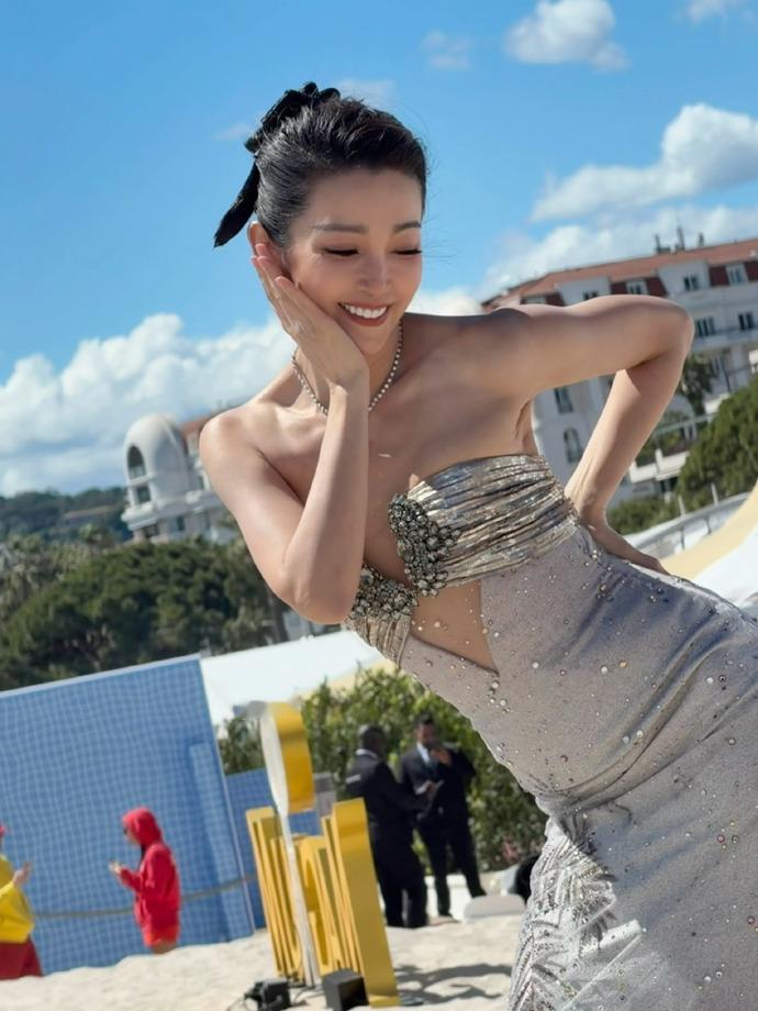 今天李冰冰现身戛纳海边，她这次搭配了一件灰色的裙子，能够让她秀出完美的身材曲线，