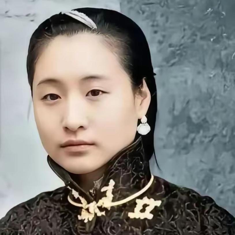 1916年，蔡锷病死了，小情人小凤仙参加完他的葬礼便消失了，直到1998年，她的