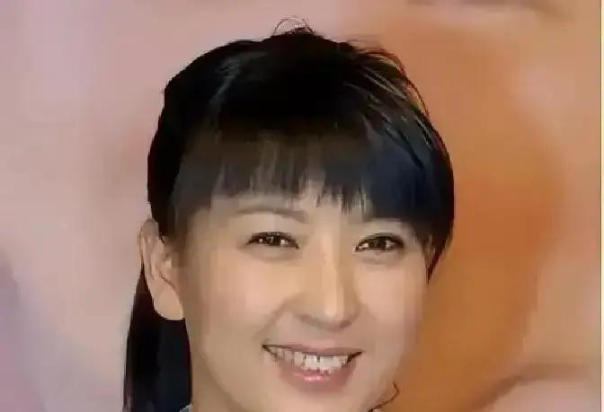 横店片场，直播灯还亮着，闫学晶的戏约已经断了。800万片酬，一秒蒸发。新规来了